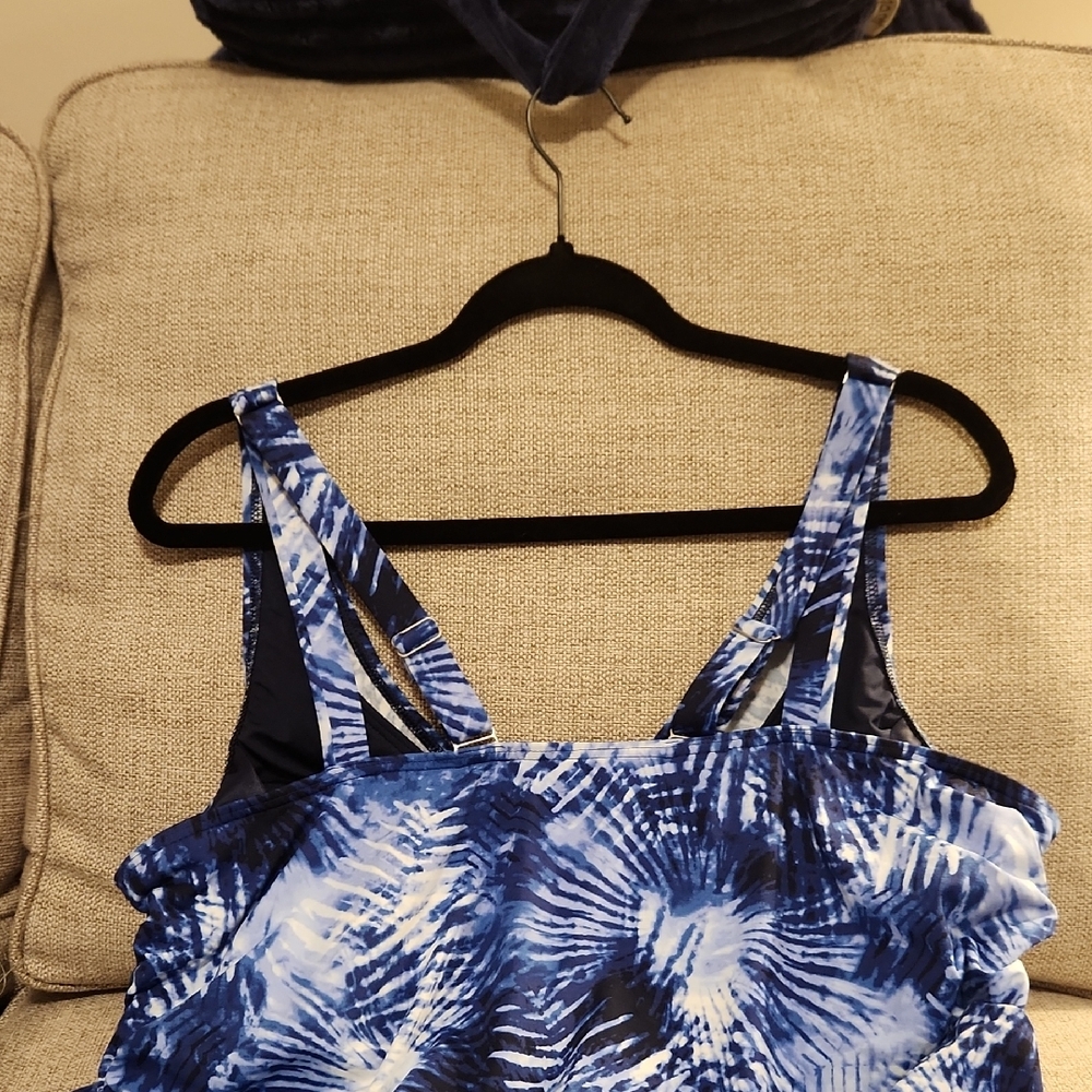 Lands' End Blue and White Tie-Dye Tank Top. ALL CLOTHING 4 FOR $15!! - Picture 5 of 8
